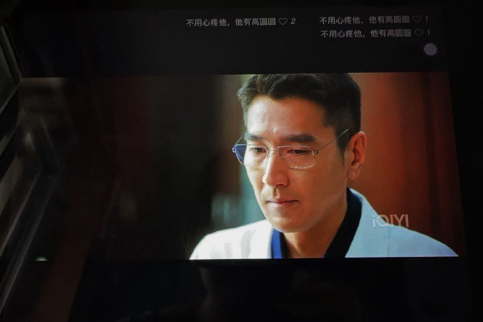 赵又廷超话 弹幕那句他有高圆圆真的太好哭了！是啊，无论周筱风在剧里经历多少风雨，
