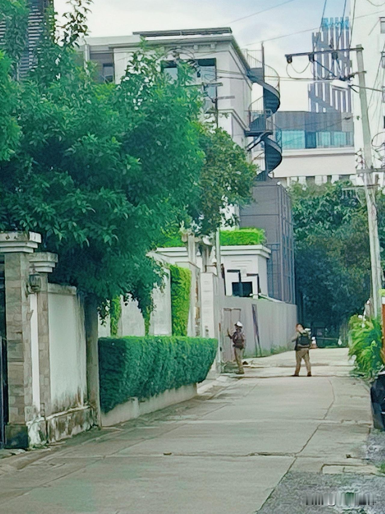 去年十月我去帕岸岛，住的酒店老板是一对德国夫妇，聊天的时候我有聊到泰国总理阿努廷