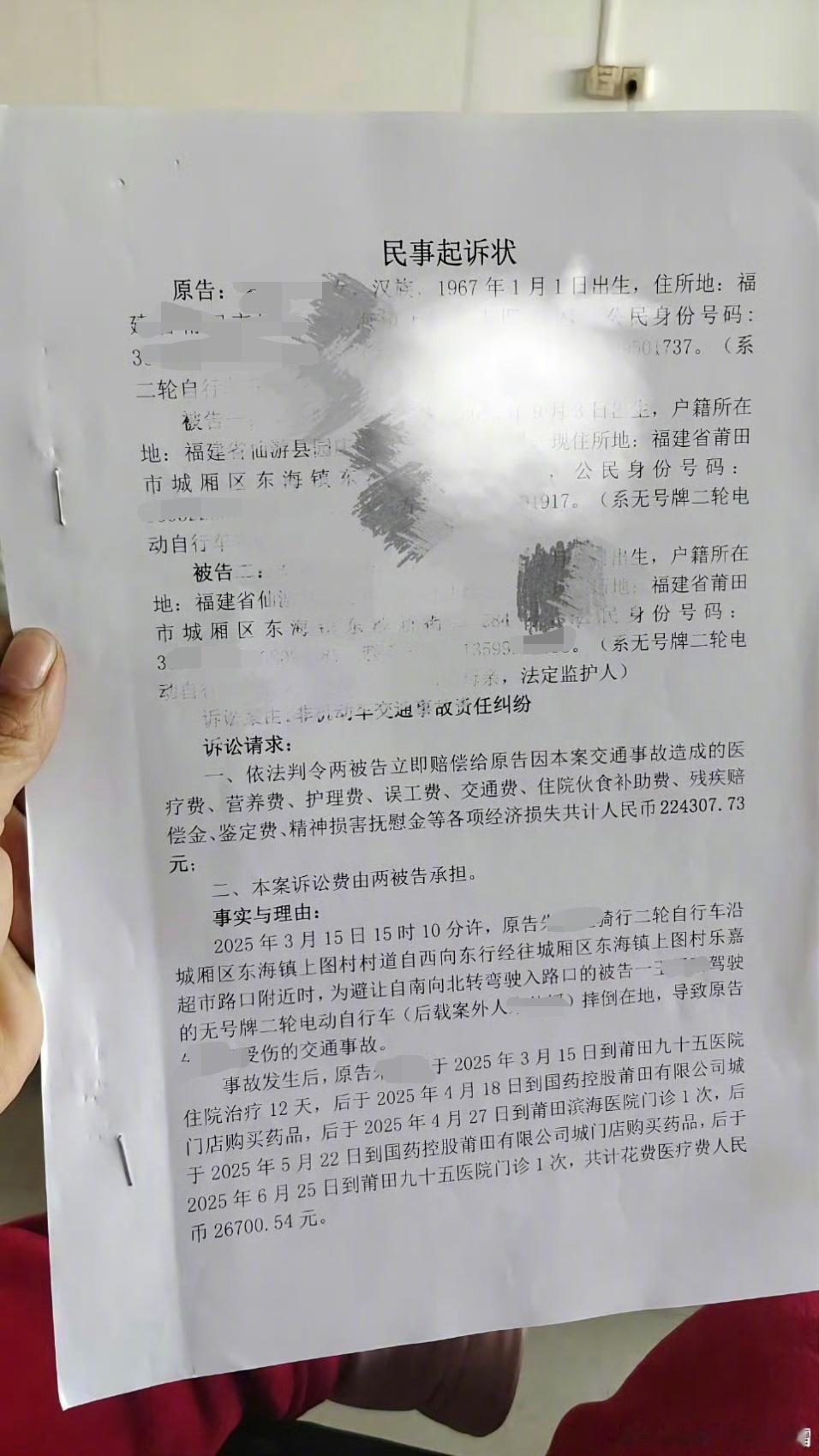 初中生扶人被索赔22万摔倒老人发声老人自称是被女孩吓倒的，向法院起诉索赔22万元