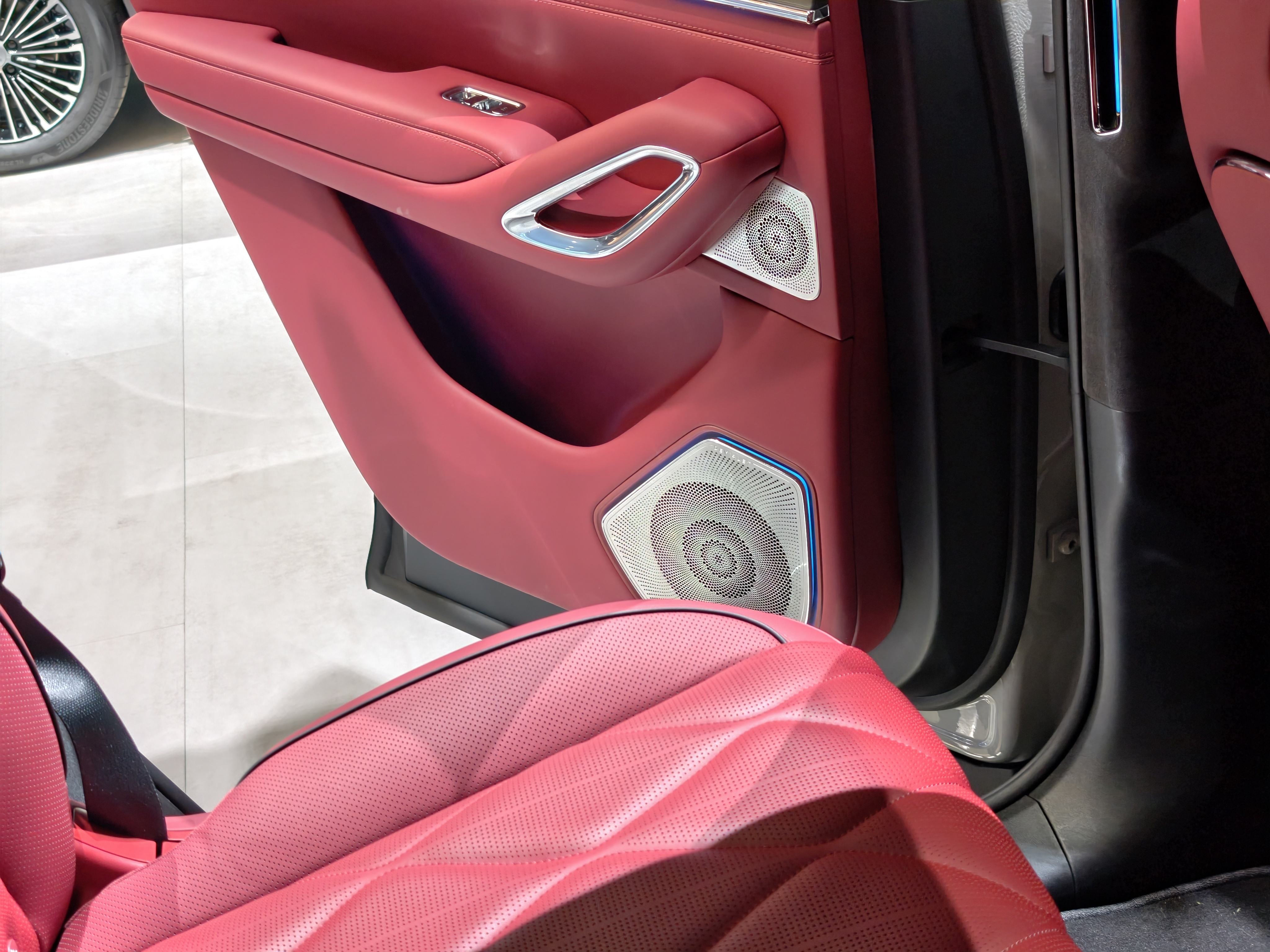 昨天去北京车展逛了一圈，腾势N9闪充版的展台人气是真的高，想凑近拍张照都得排队，