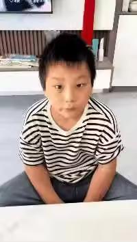 这个男孩火了！一小男孩把水杯放进书包里，结果漏水把语文书打湿了。怕被家长发现挨批