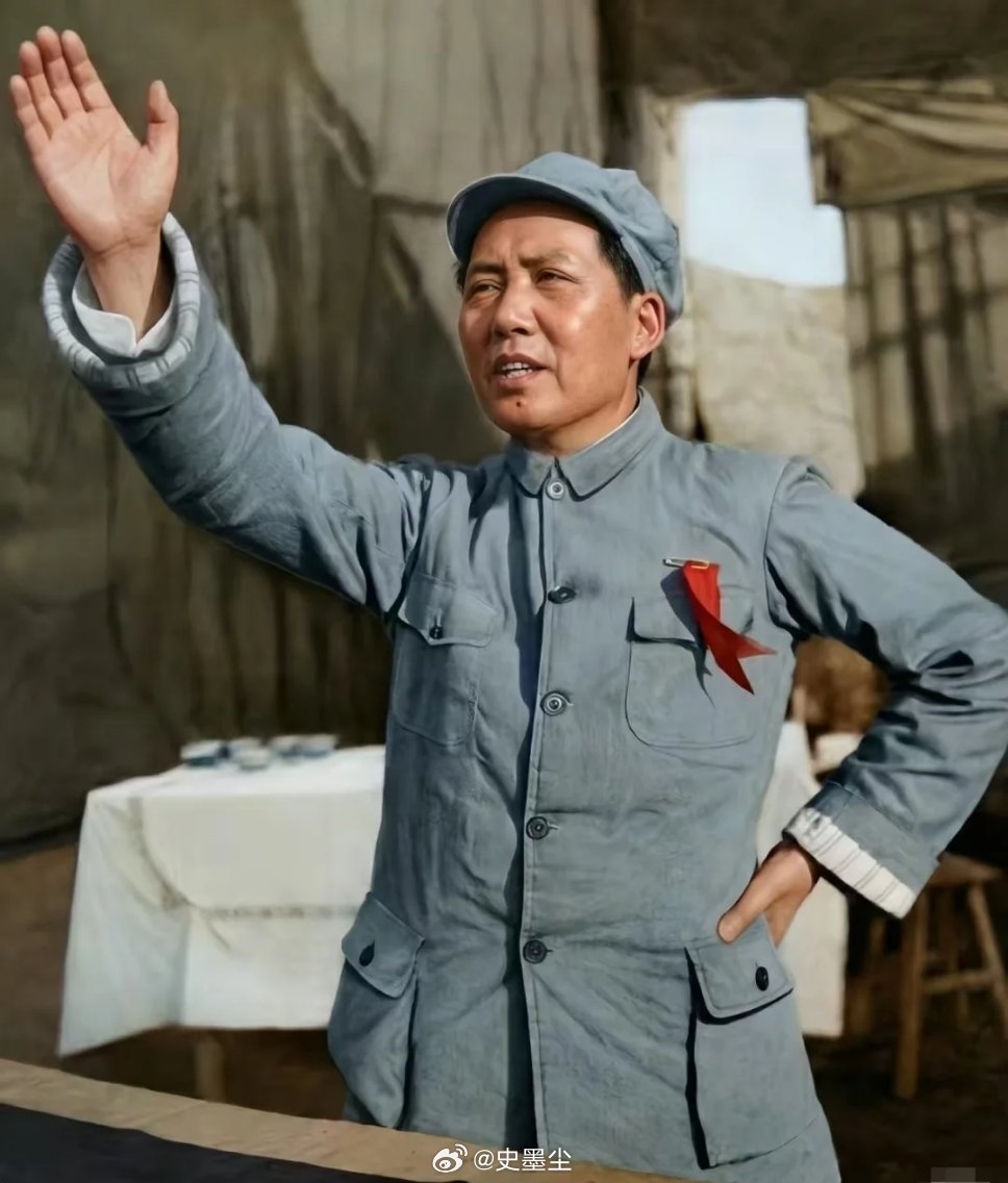 最爱伟人的这张照片，看到他什么都不怕他伸出的巨手，擎起了中华民族改天换地的历史责