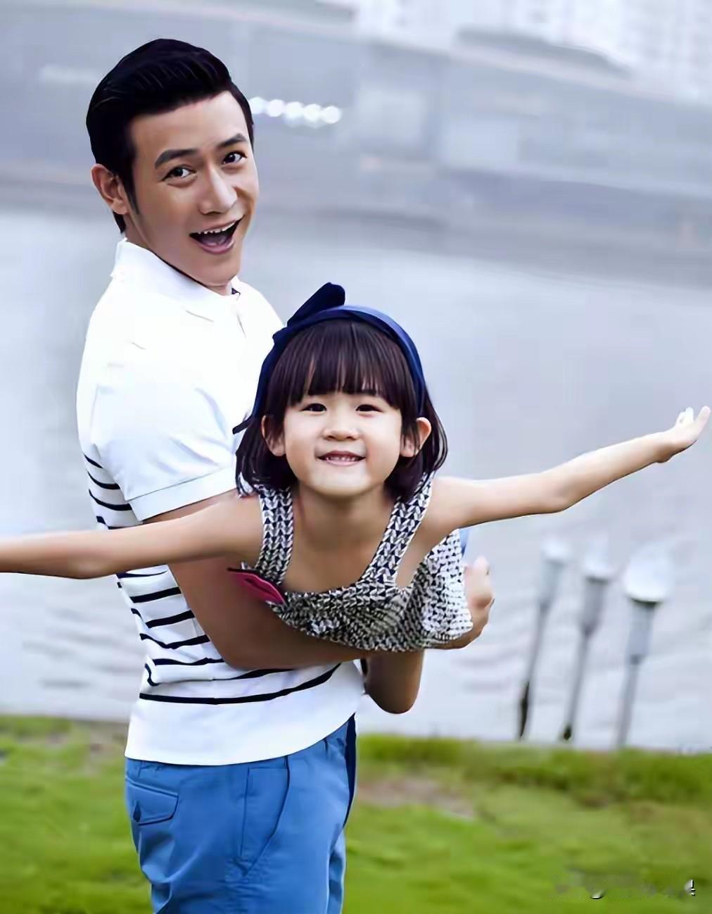 陆毅的女儿贝儿小的时候，因为双方的老人都住在一起，非常地娇宠她。
每次贝儿拿了好