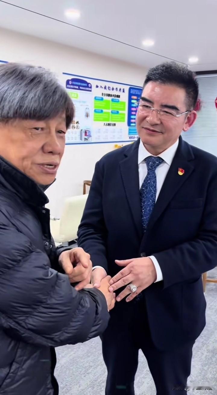 目睹梁小龙与陈光标此前会面，陈光标佩戴着党徽，言辞沉稳且富有内涵！
交谈中，陈光