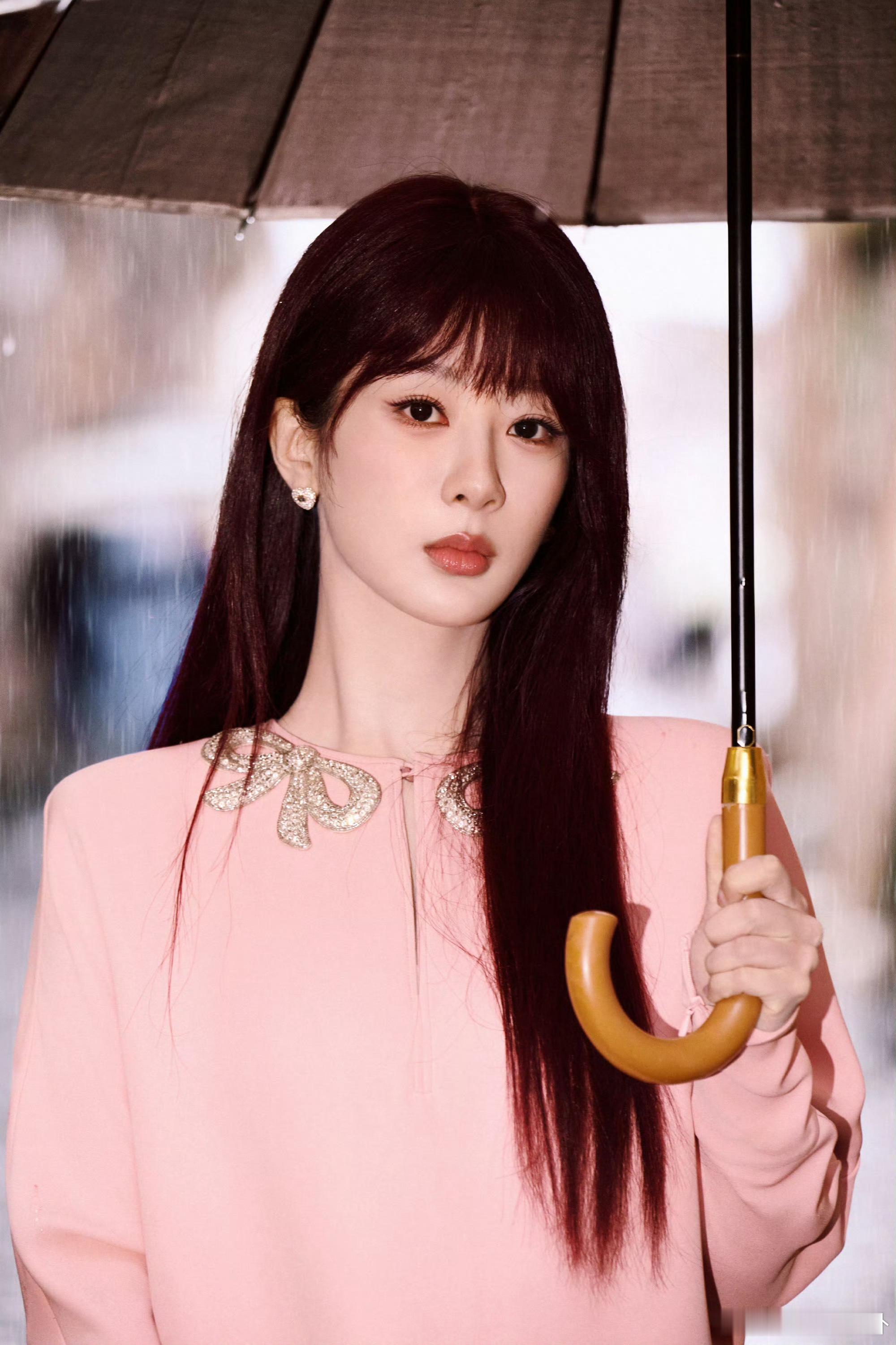 杨紫华伦天奴看秀look杨紫罗马看秀造型 杨紫罗马看秀造型来了，粉色薄纱拼接连衣