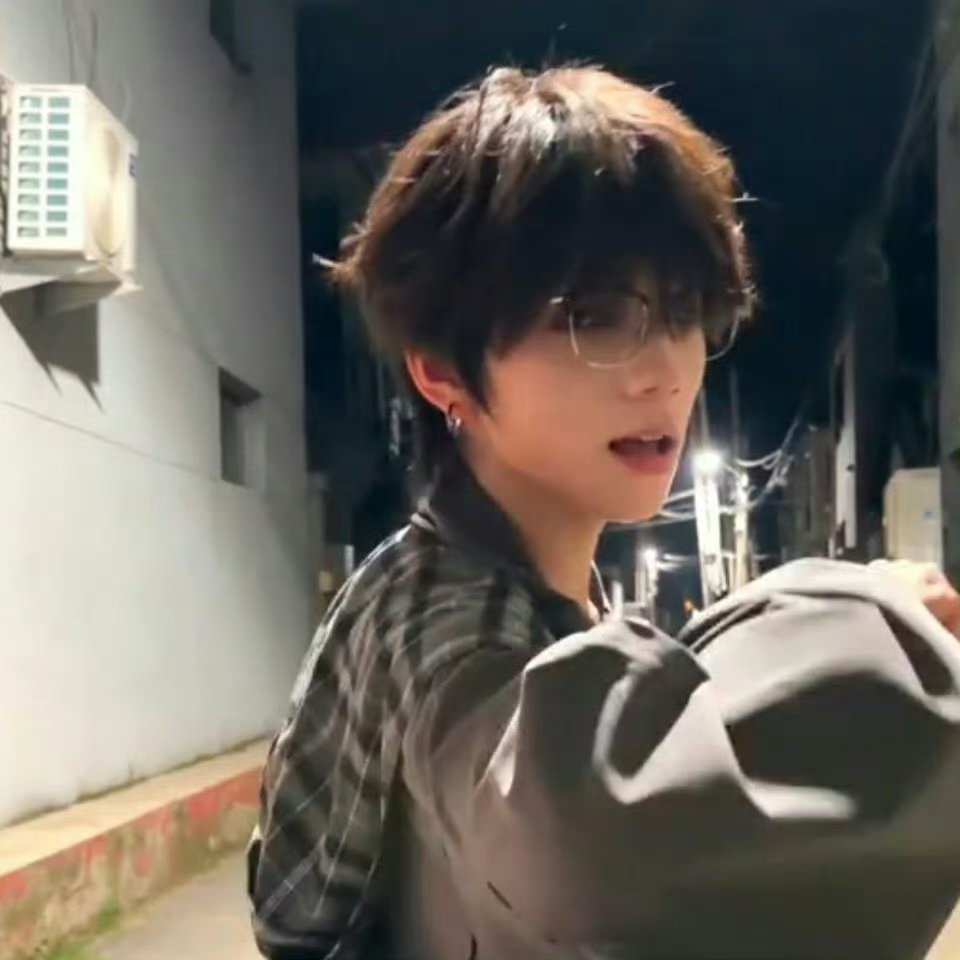 王橹杰穆祉丞同款耳钉王橹杰和穆祉丞在10月4日同一天营业，双双戴上款式相似的单边