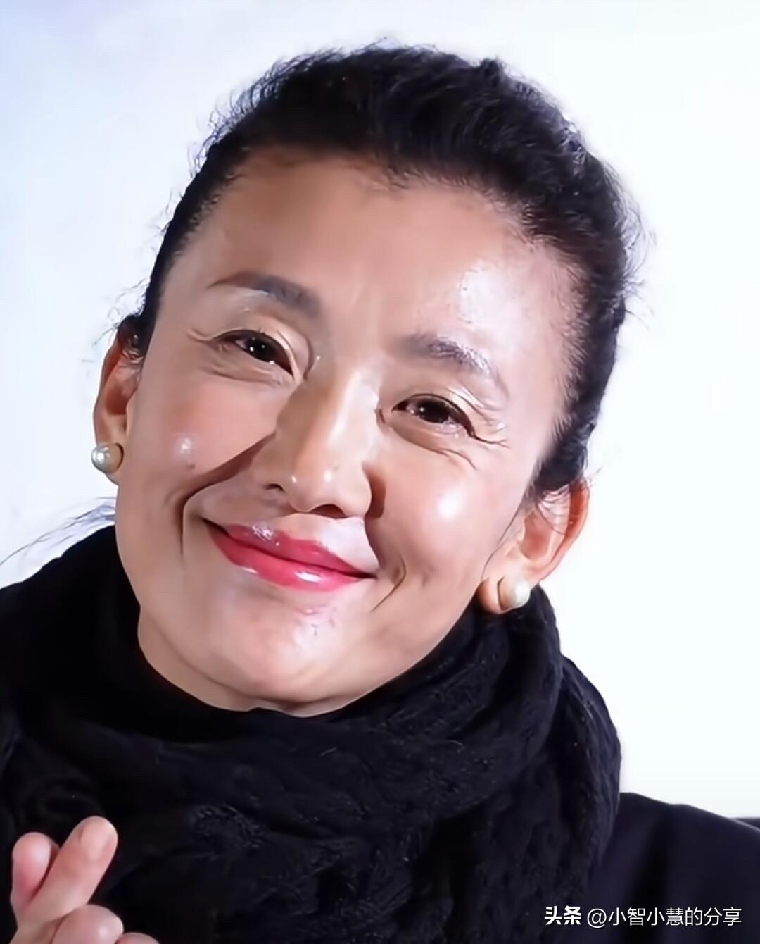 果然女人还得是年轻的时候漂亮啊，你看她到了中年之后面相就没有那么柔美了，脸上也多