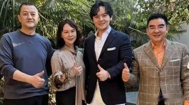 凤凰新闻【李亚鹏现身陈光标家：妻子罕见露面！陈光标儿子不简单，就读名校，评论区忙