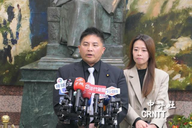 国民党澄清外界疑虑：县市长选举不会有蓝白不合的问题
台湾民众党中央委员会今天通过