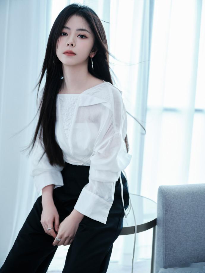 #谭松韵黑白酷girl#不知道这样的谭松韵会不会很斩男，但是一定特别斩女，这确定