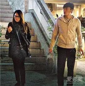 哈林的两任前妻伊能静和张嘉欣谁更漂亮？
伊能静vs张嘉欣，她们是两种完全不一样的