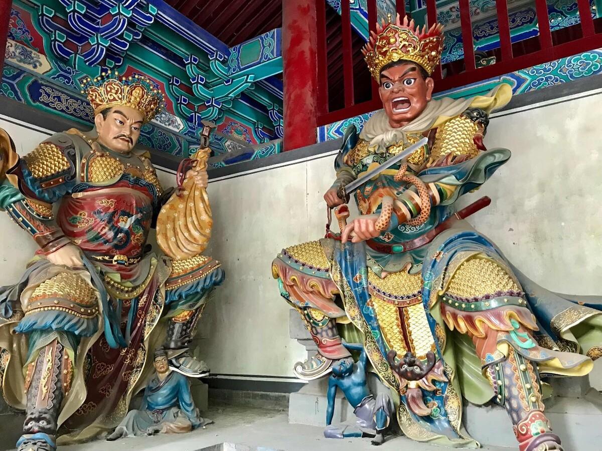 关于“金刚”的翻译

金刚，据说是梵文Vajra的意译。本来是指吠陀和印度神话中
