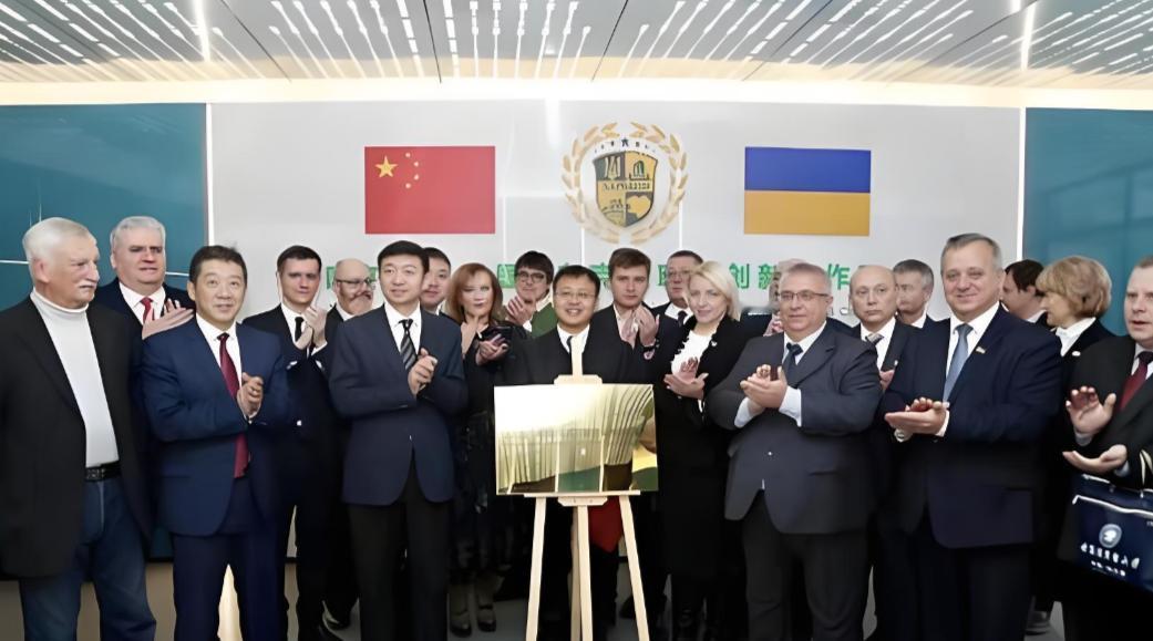 1990年代末，约200名乌克兰的行业顶尖人才，在中国的采访镜头前，突然集体情绪