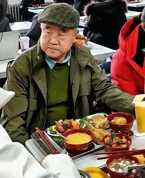 画面中的这个人，越看越像是莫言先生，这应该是在餐厅吃饭时被别人拍下了这张照片，照
