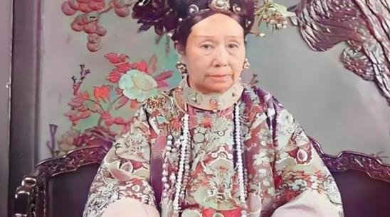 1901年，慈禧为了迎合洋人，下令让赵舒翘自尽。从早上八点开始，赵舒翘先后尝试吞