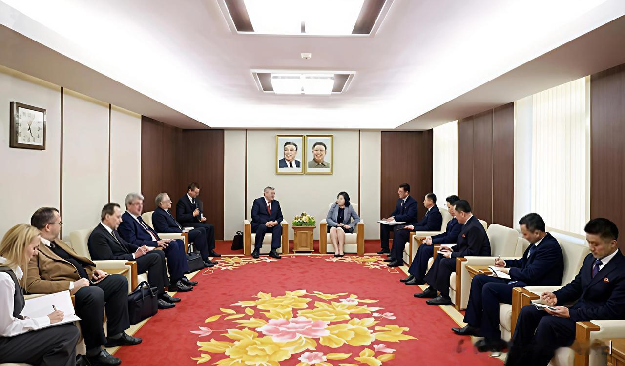 朝中社20日消息，19日朝鲜与俄罗斯在平壤携手举办了一场盛大的宴会，庆祝两国领导