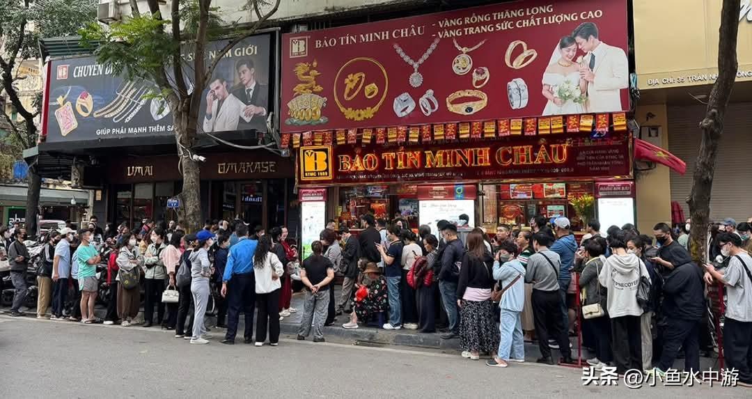 金价近日下跌，带动越南河内出现抢购潮，民众今天（20日）一早涌向金店排队，现场出
