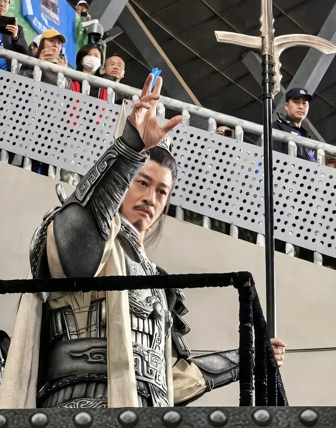 何润东的翻红，真的是天时地利人和，逐玉播出，偶遇苏超宿迁首战，演员未发福，人品好