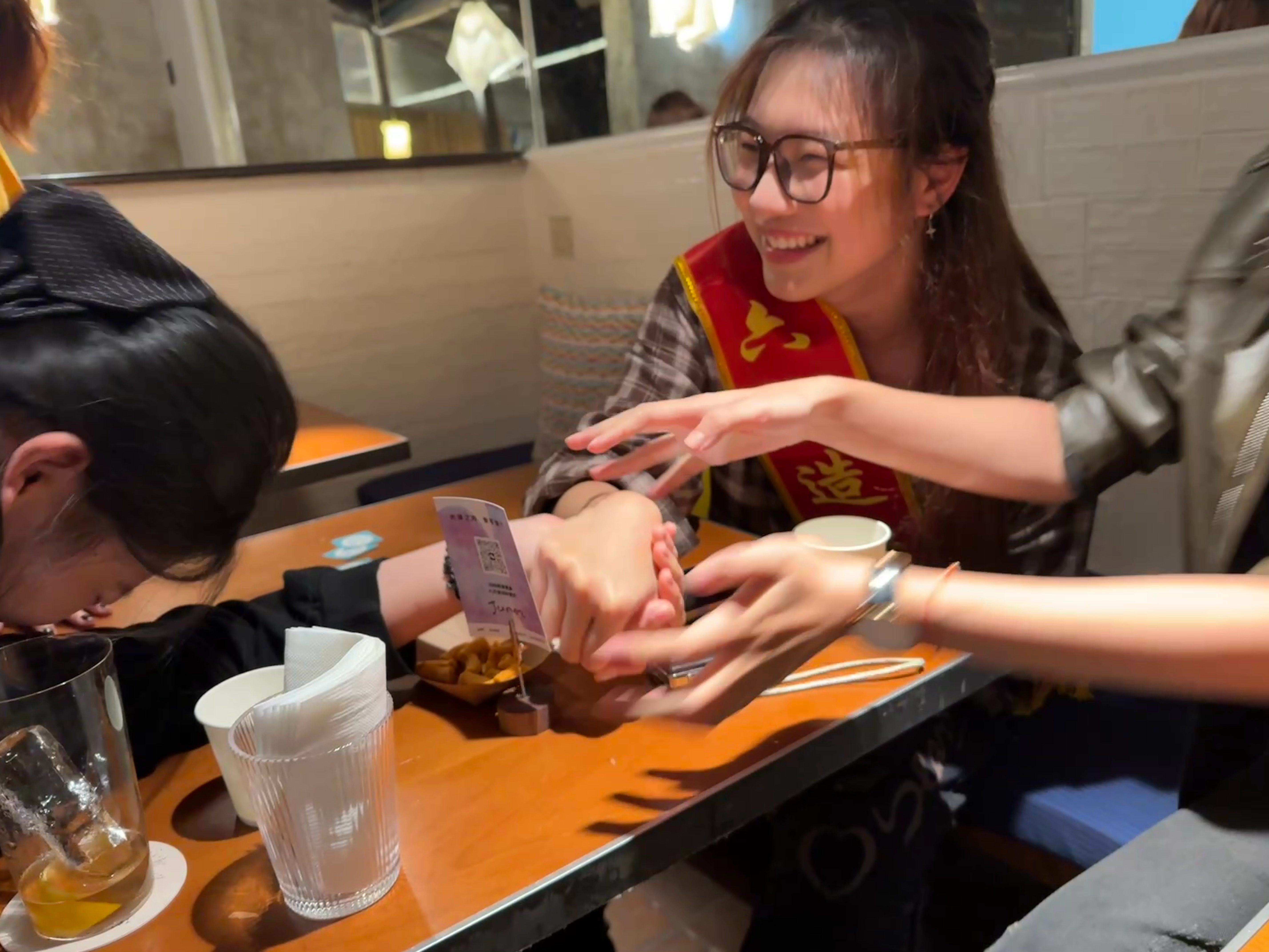 前天掰手腕掰得多开心现在胳膊就有多痛….. ​​​