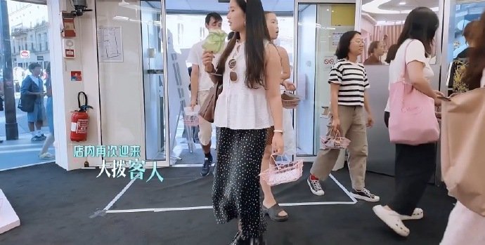 可给尚雯婕忙晕了 刚跟快闪的工作人员道别，转身就扎进店里的忙碌中，帮客人找款、解