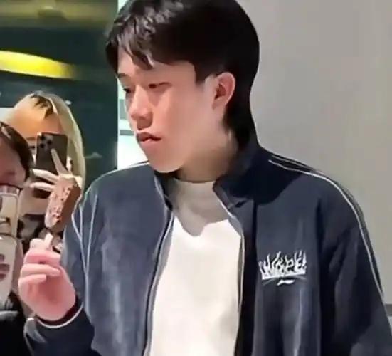 王楚钦下飞机后的第一件事，是去买一支雪糕。

12月8日，随国乒抵港的王楚钦，在