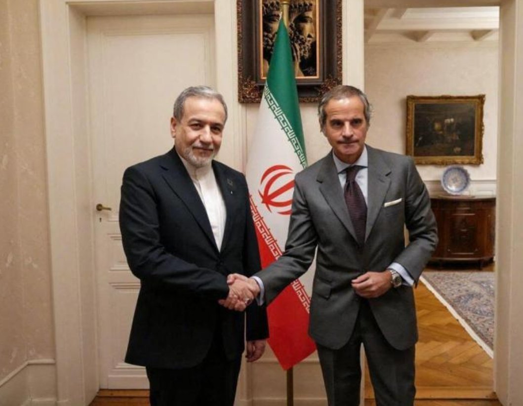 美国和伊朗重启核谈判进入倒计时之际，伊朗外交部长阿拉格齐2月16日在日内瓦会见了