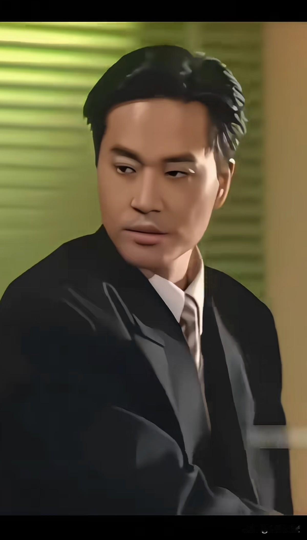 都说刘德华，黎明是港星里最帅的，
然而颜值真不一定比得过他，
他是早期香港TVB