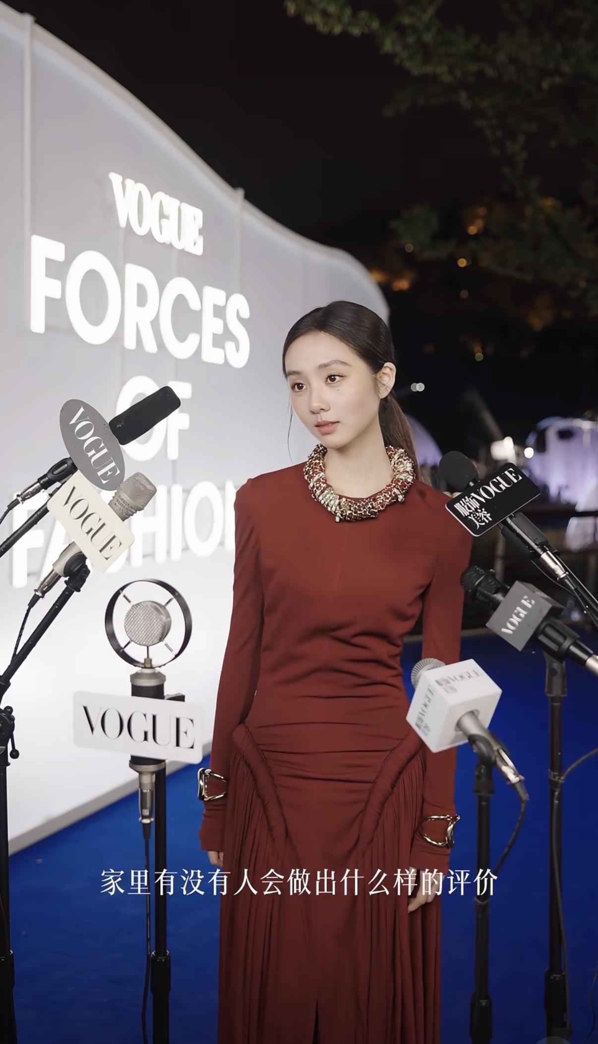 黄磊女儿黄多多红毯首秀后接受采访，表情灵动，一颦一笑酷似闫妮。有种微醺感。

不