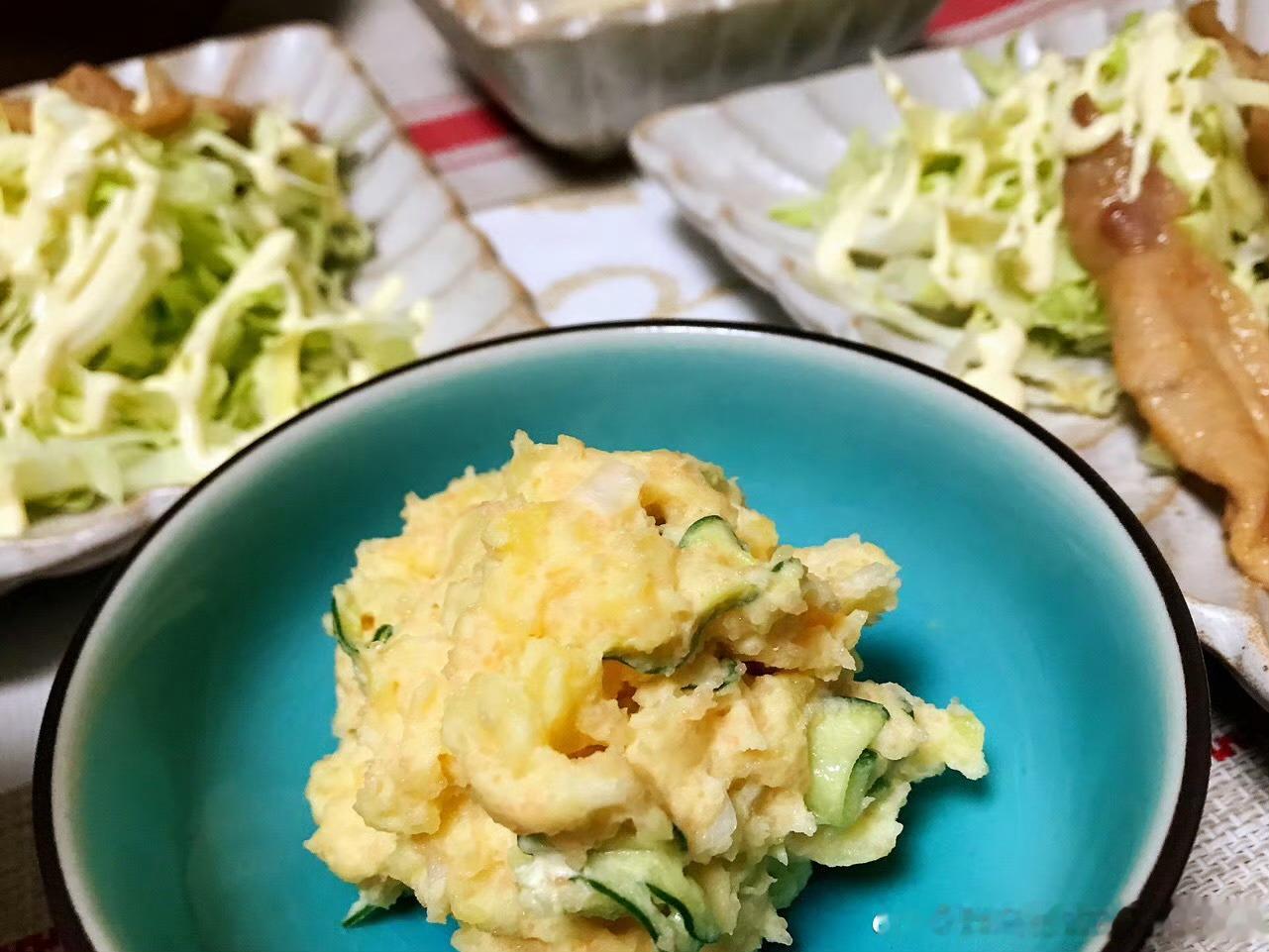 【搬运】2018年10月25日我家餐桌早班下班后我老公在车站接我他今天休息一起去