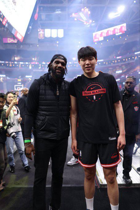 杨瀚森作为替补中锋，在几乎摸不到球、身边都是得分手的情况下，他聪明地专注于基础工