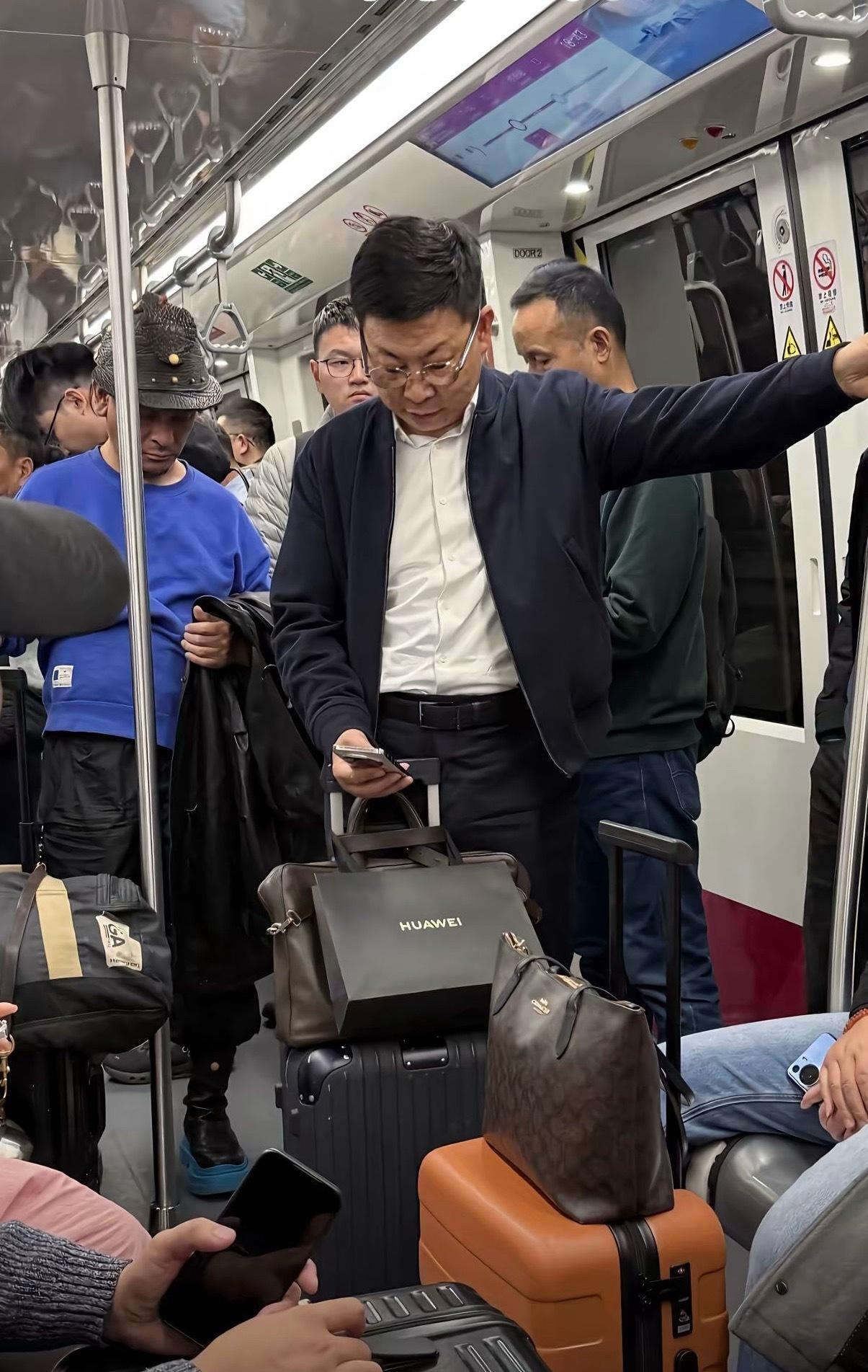 网友：看起来很眼熟，要不要去打个招呼