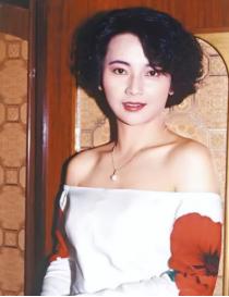 1989年，金马影后胡慧中，被吕小龙骗去拍摄《鬼狐》，拍摄时吕小龙私自加大尺度吻