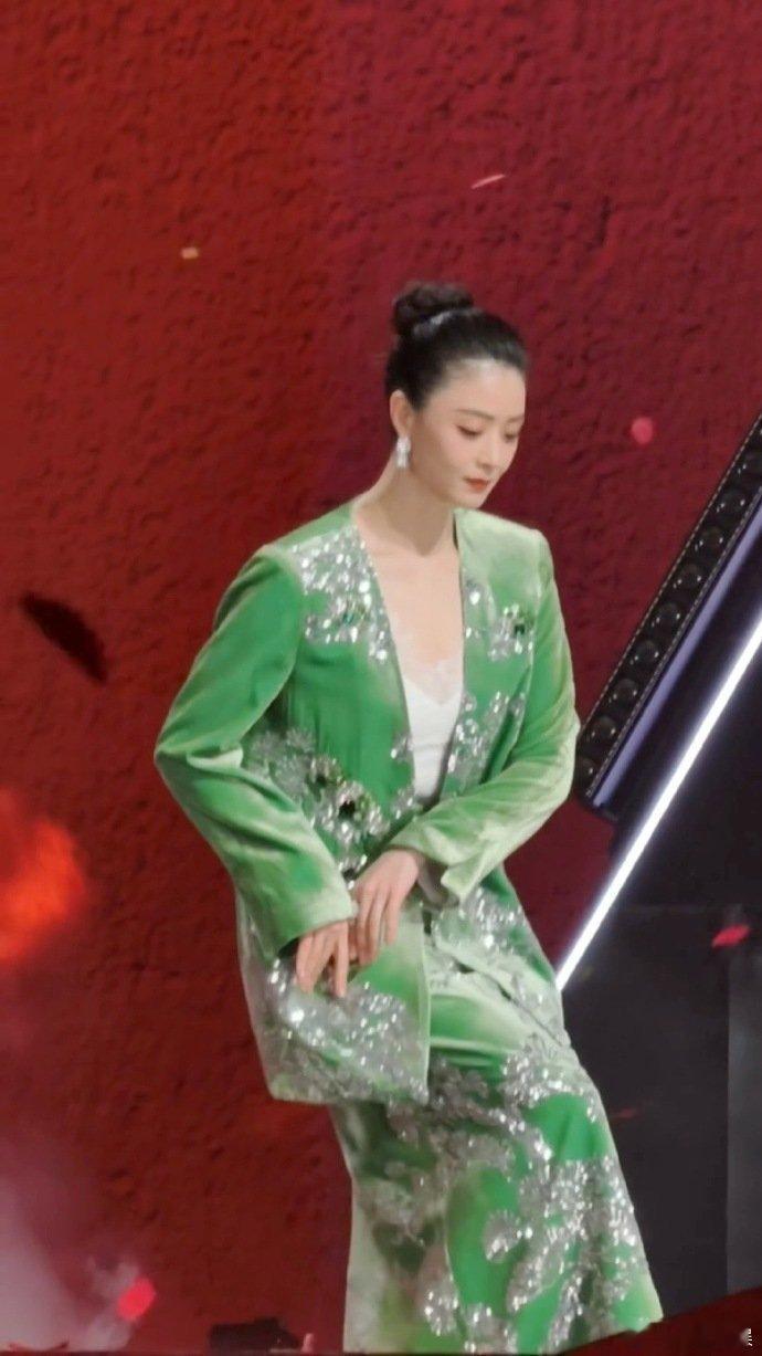 甄嬛爱不停大合唱太好哭了  晚会上的大合唱，如同一首青春的挽歌，让我在泪水中回忆