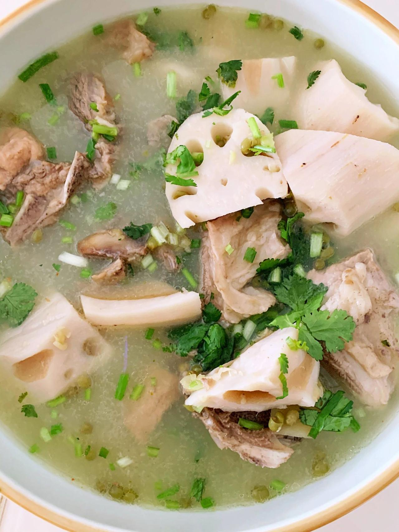 清热降火，夏天给家人喝【绿豆排骨藕汤】

每到暑假，小时候奶奶就给我们这些小孩炖