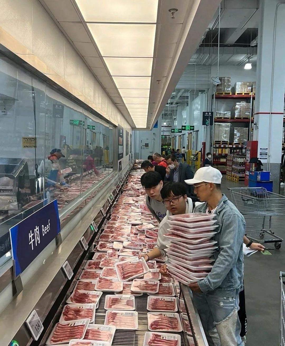 刘畊宏在山姆囤肉都是几十盒几十盒搬的[泪奔] ​​​