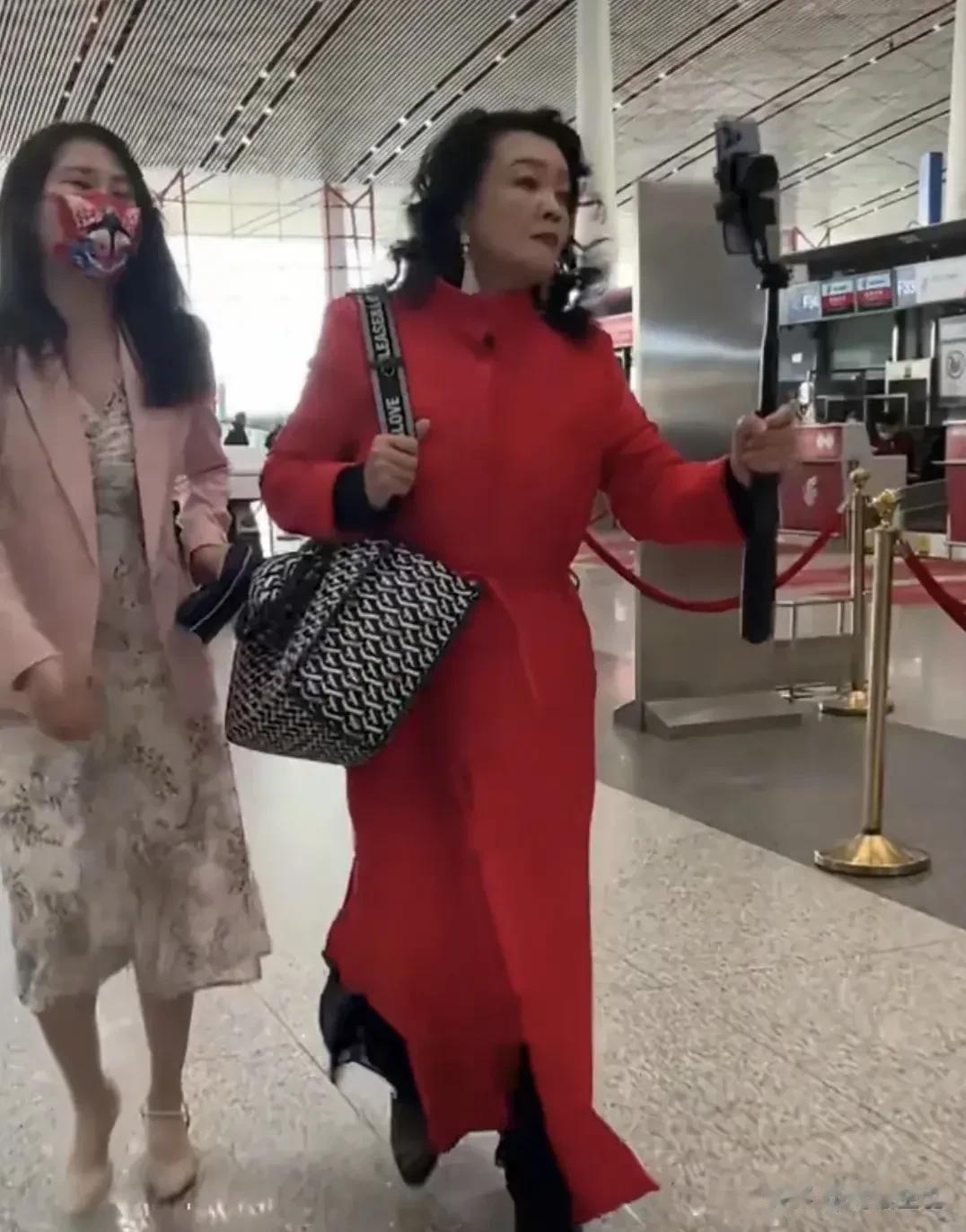 张兰虽然年过60了，但仍然偏爱大红或鲜艳的服饰，其实这是好事，证明张兰心里不服老