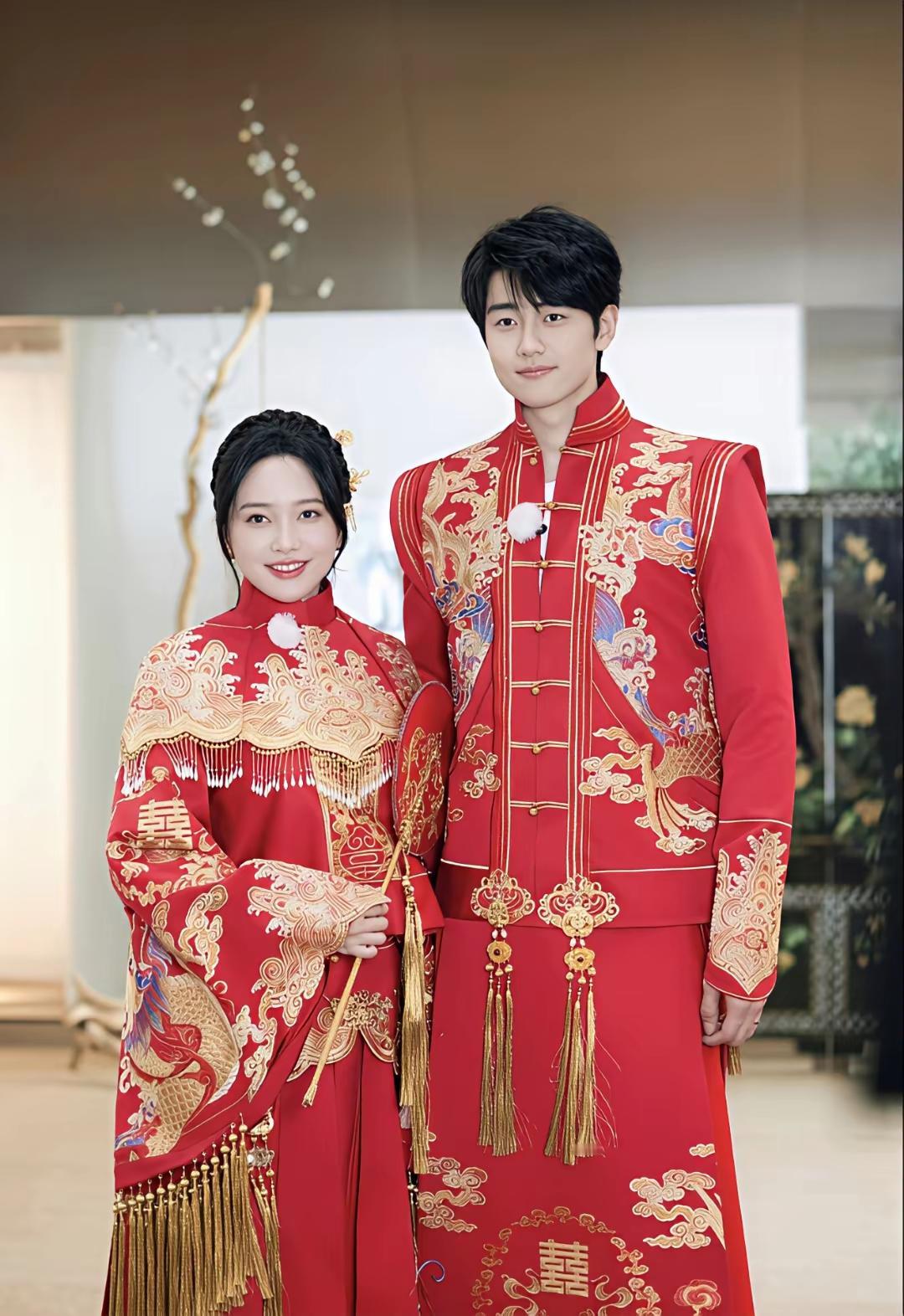 有个大胆的猜测，
金莎很可能怀小宝宝了。

从官宣结婚时就不对劲，婚纱照全是遮肚