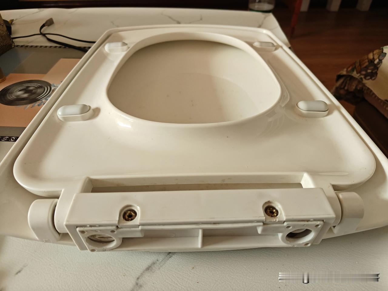 这种老式马桶盖连接处坏了，很难拆卸。