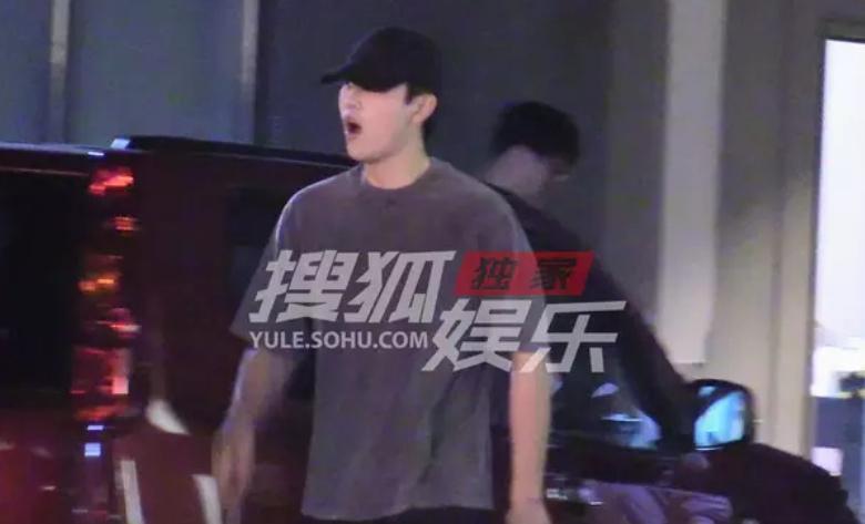 陈飞宇下班困到打哈欠 陈飞宇下班困得打哈欠路透图 ​​​