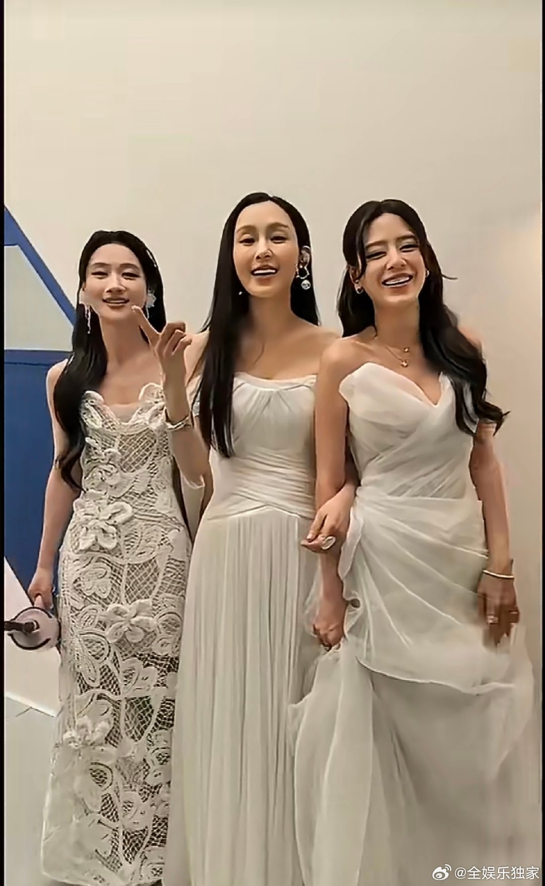范玮琪江语晨何宣林清唱你曾是少年 温柔歌声回荡在乘风后台，满满少年氛围感，让人久
