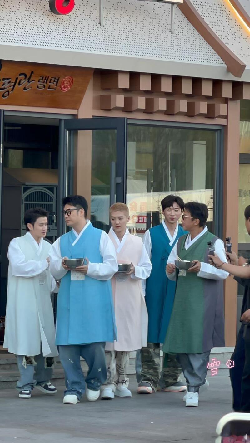 鹿晗五哈在延吉录制啦，小鹿的寸头真的超级帅鹿晗‖五哈‖哈哈哈哈哈‖ 