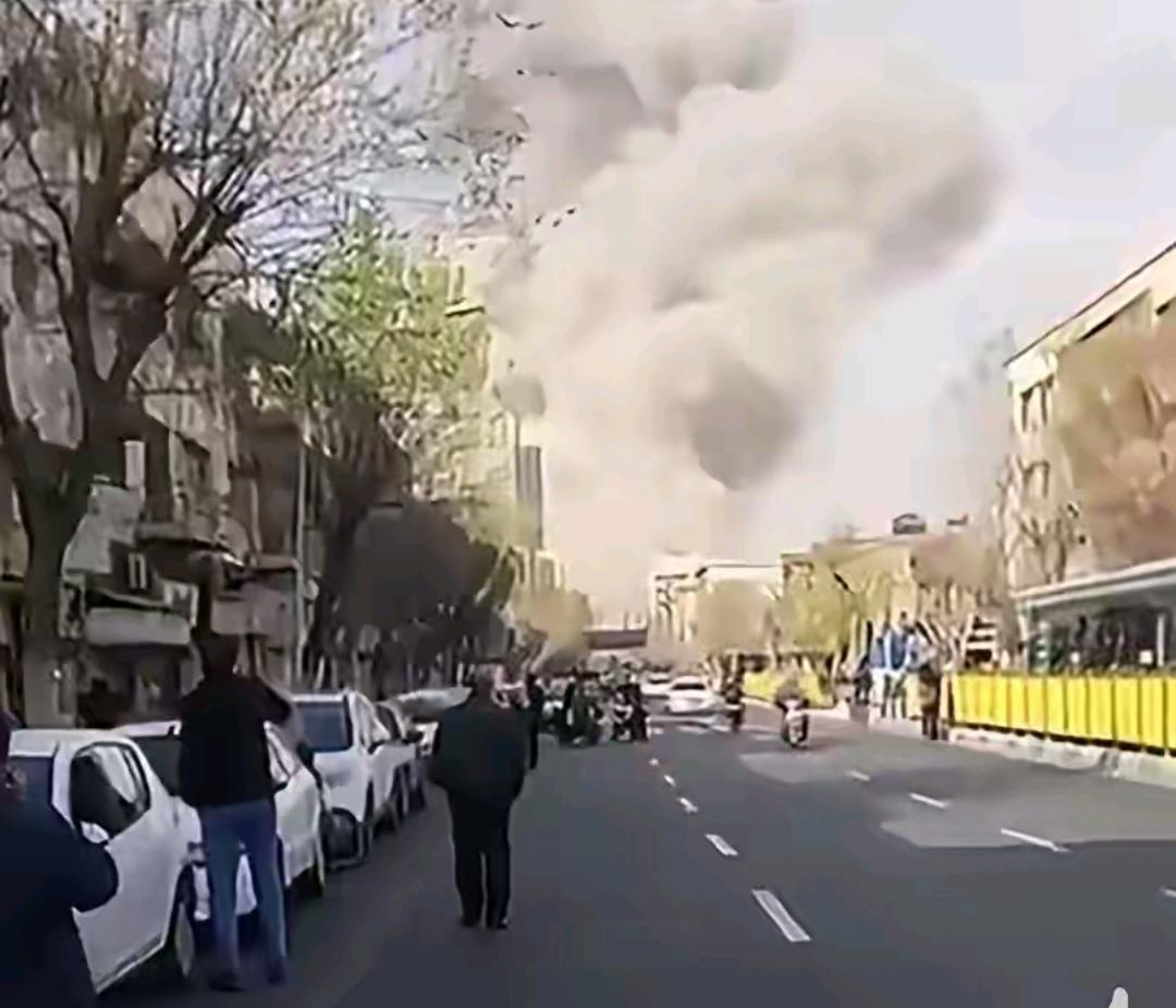 2月28日，美以还是对伊朗开打了，以军率先出手，美军积极配合，伊朗多个城市遭袭。