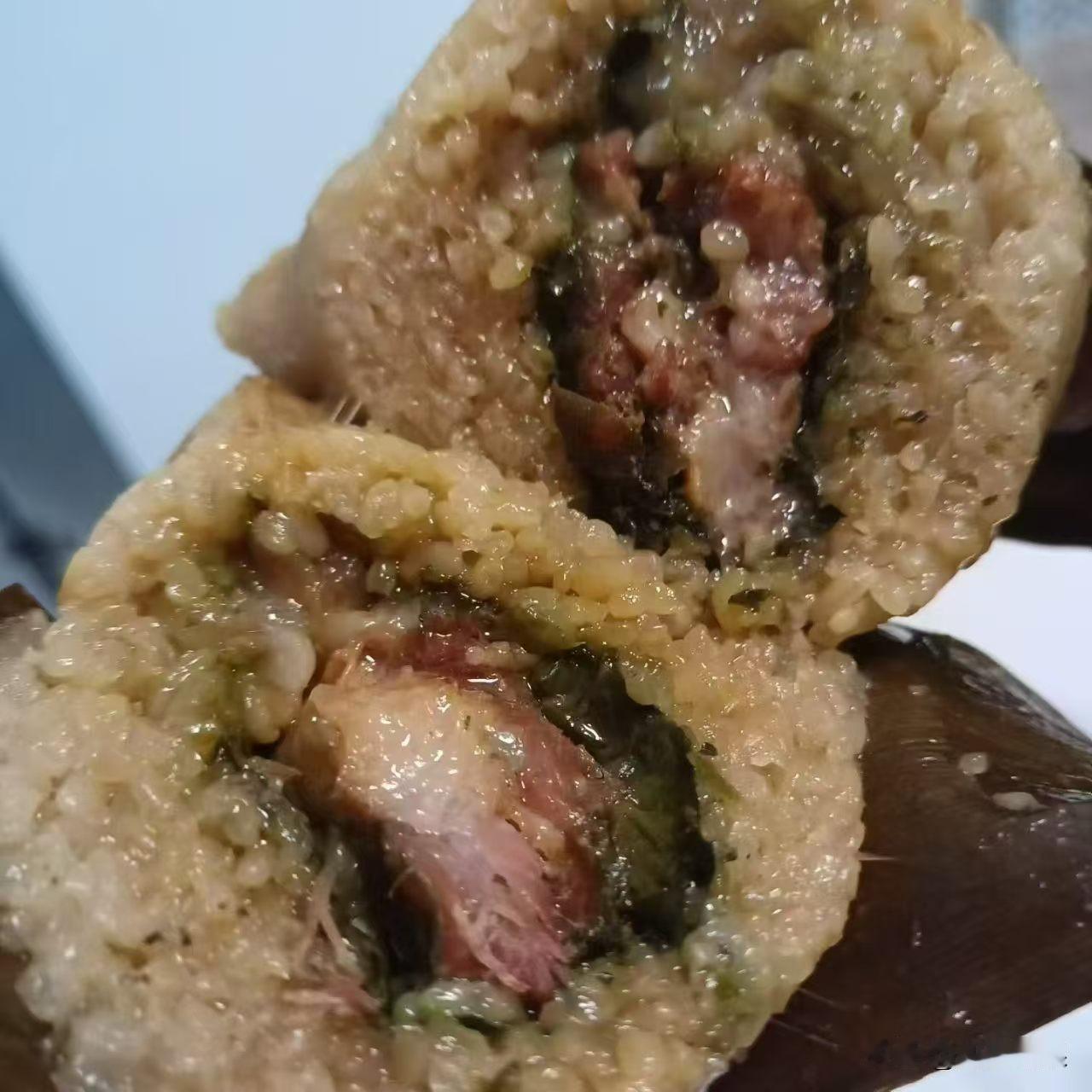 剥开粽叶，假蒌叶的香气扑鼻而来，糯米吸收了假蒌叶和猪肉的香味，软糯香甜。猪肉肥瘦