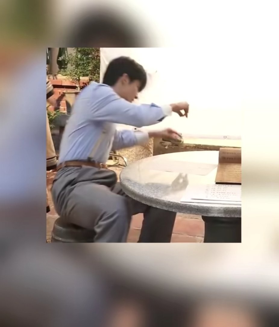 看剧的时候根本就没注意到这糟糕的裤子…… 