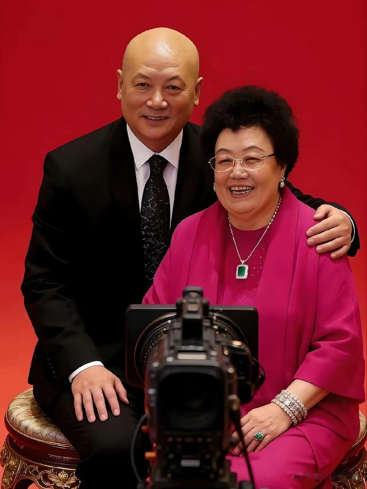 迟重瑞自曝豪门家规

迟重瑞表示：家中最有威严的是妻子陈丽华，作为满族人，家里的