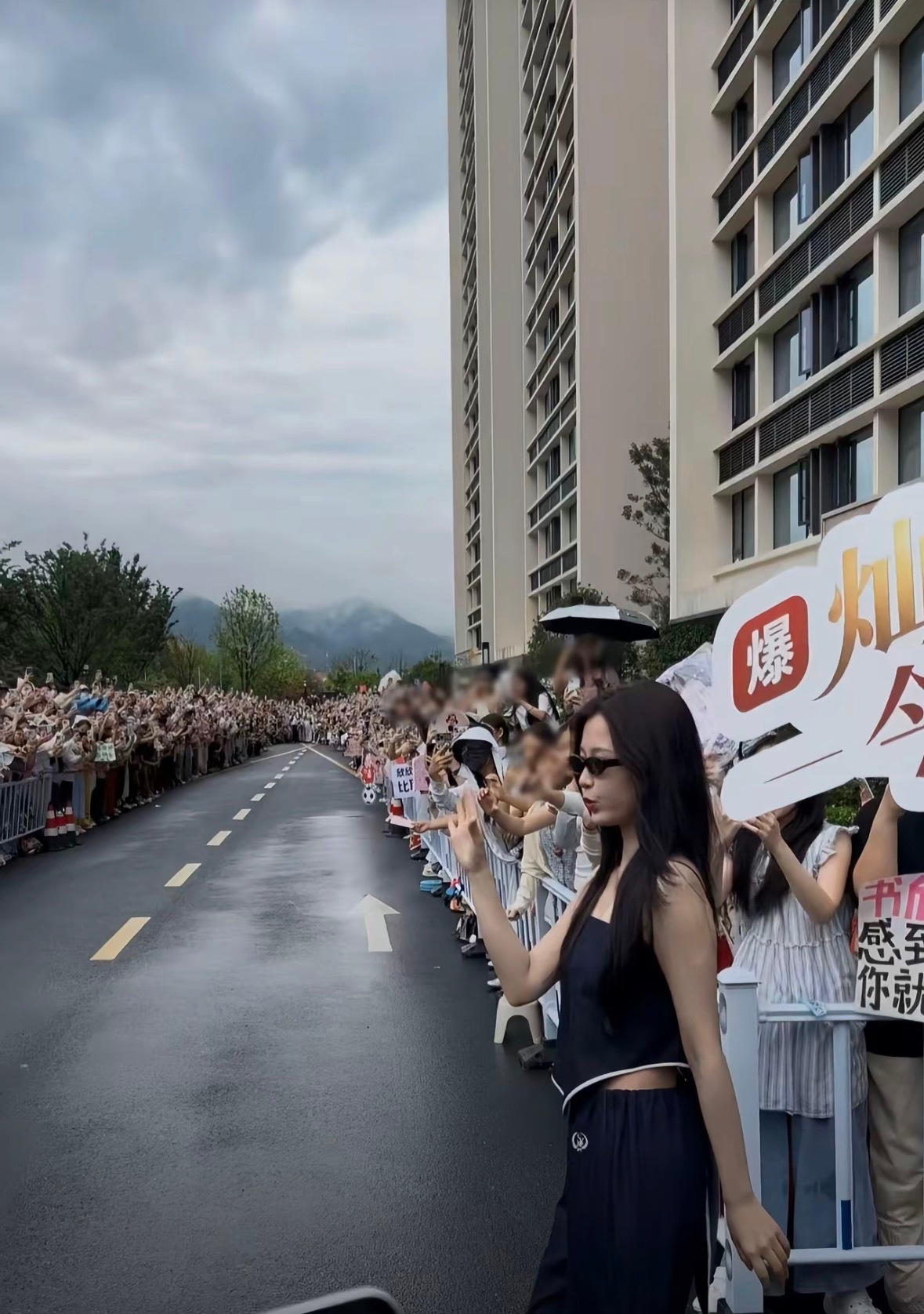 虞书欣侯明昊线下粉丝极致反差（hmh粉丝不是说今天不去开机，真没人咋办啊）虞书欣