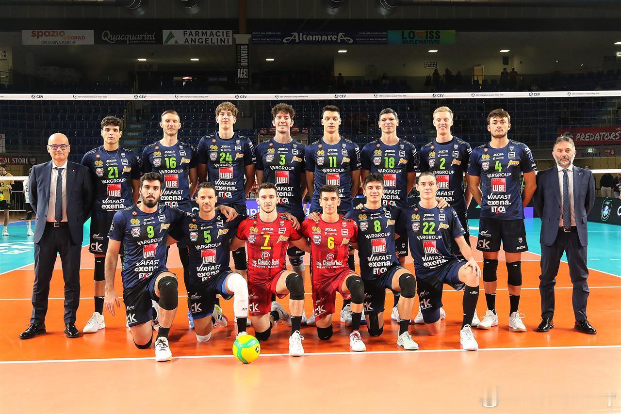 【男排欧冠】正赛E组，意大利奇维塔诺瓦3-0横扫法国蒙特利埃（25-16 25-