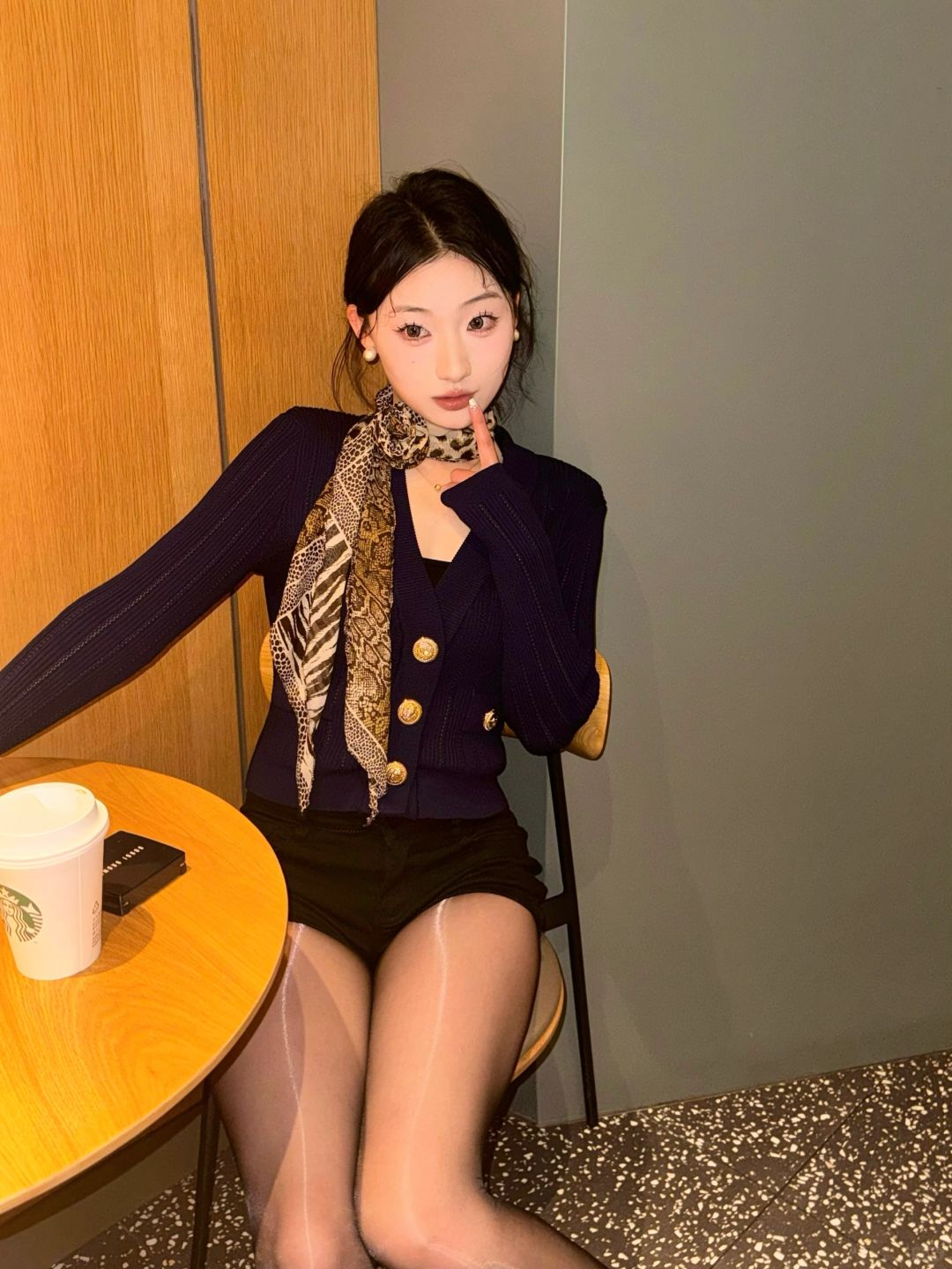 好你个豹纹丝巾！