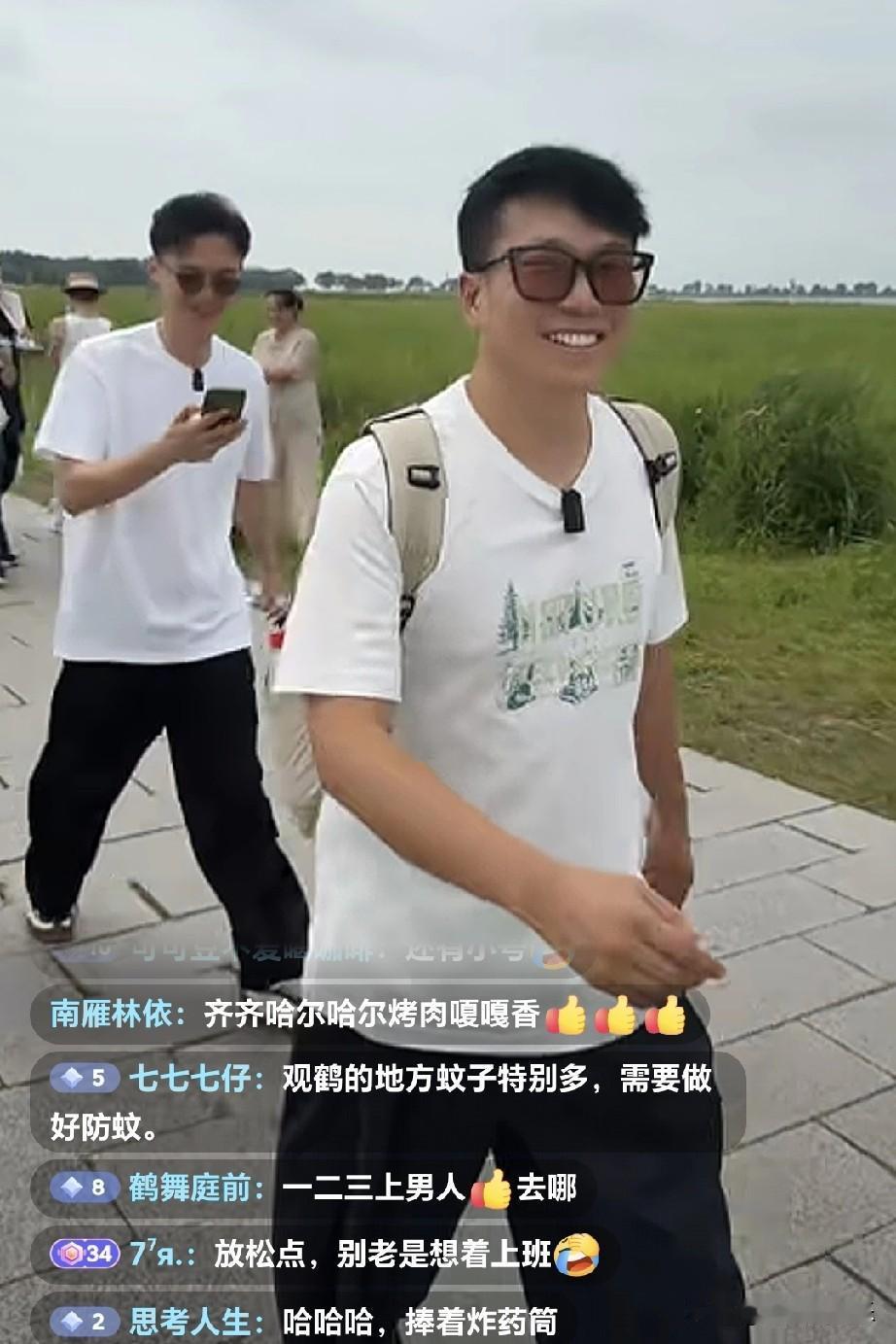 太突然了，美丽明天用小号开播，
直播间瞬间就上万人涌入，
石明上来就宣布一件扫兴