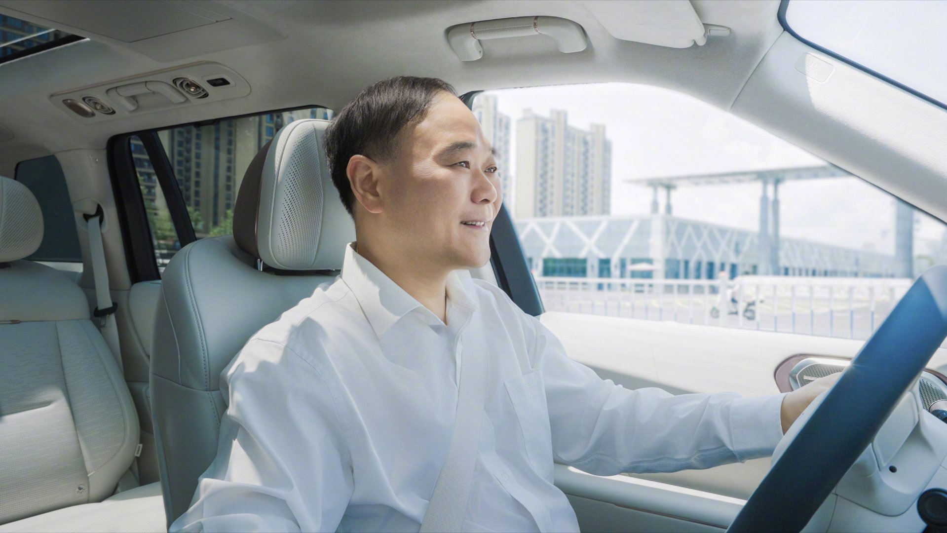 李书福示范全家出行的正确方式 4月28日晚，领克900正式上市，以28.99万起